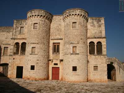 I lati della masseria regalano all'osservatore una prima grande sorpresa: in ciascuno di esso � inglobata una coppia di torri massicce che conferiscono alla costruzione l'aspetto di una vera e propria fortezza